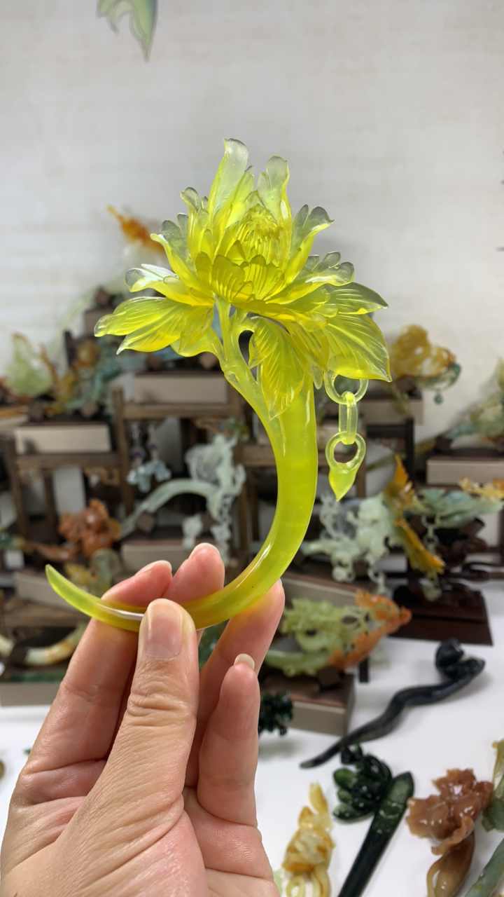 岫玉～黄金玉牡丹花玄月发簪。料子干净颜色靓丽。