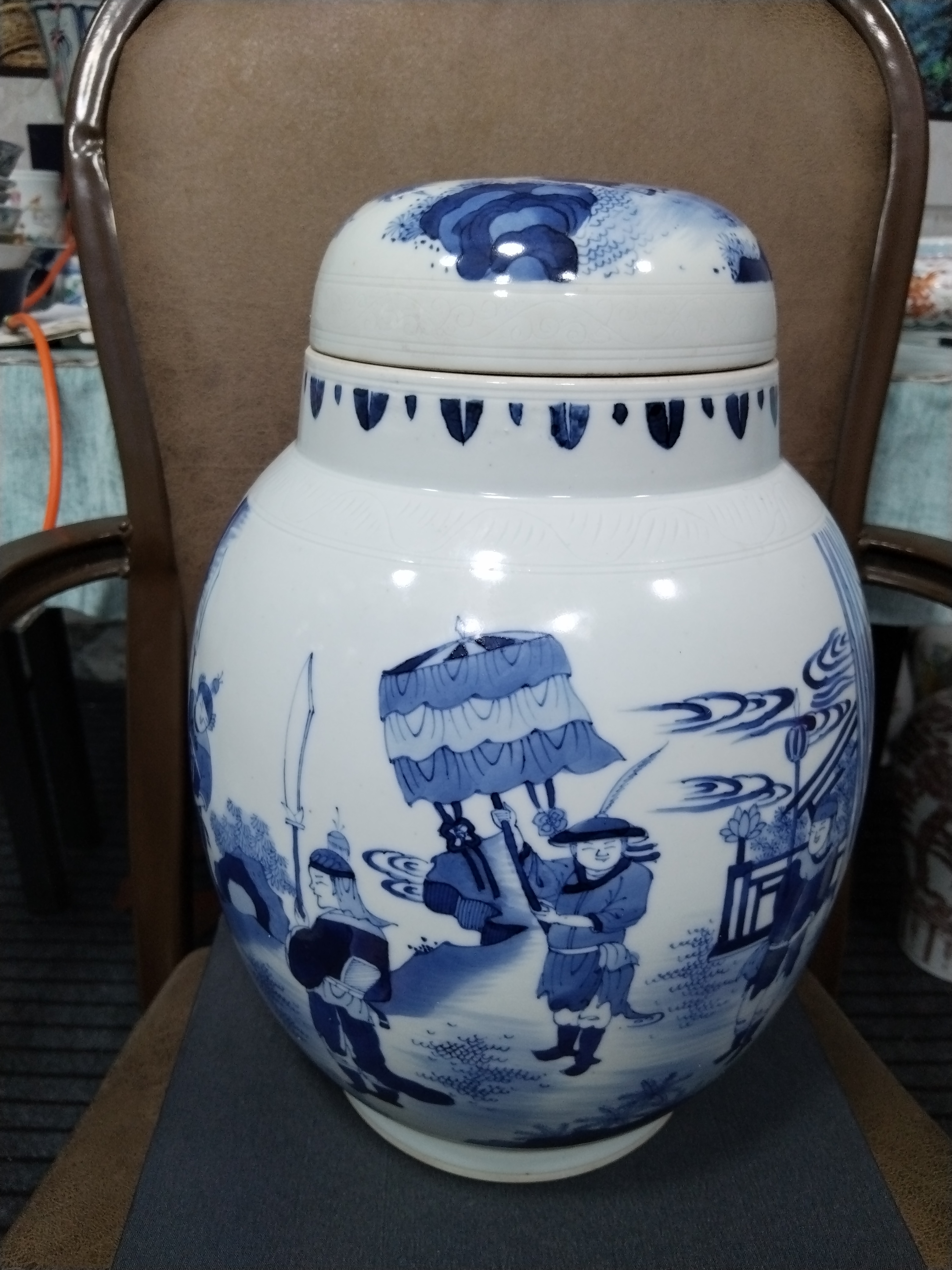 青花瓷人物莲子罐(高30公分)