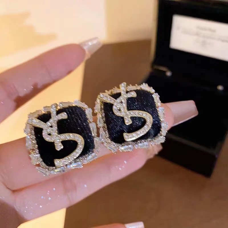 铜合金耳饰 小香风秋冬黑色字母爆款时尚耳饰 F286