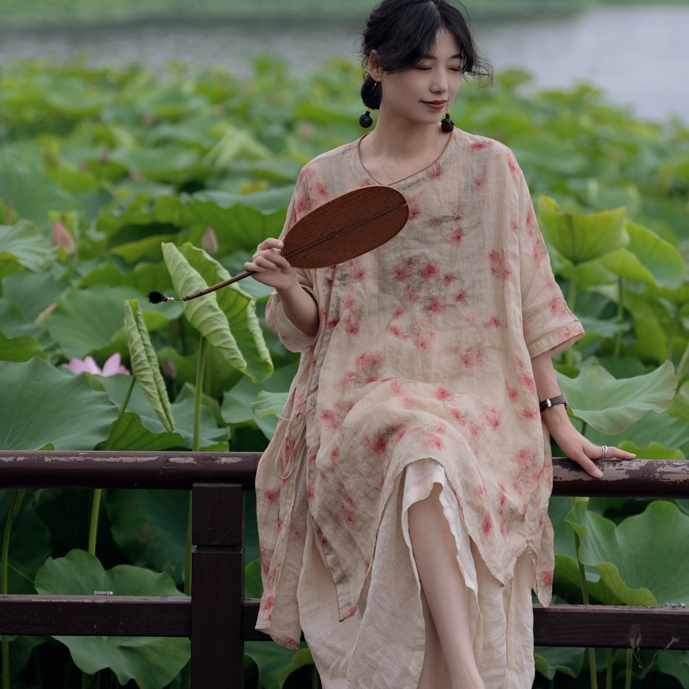 夏季苎麻印花中国风连衣裙女宽松透气衣服落肩中长款斜襟袍子防䧈