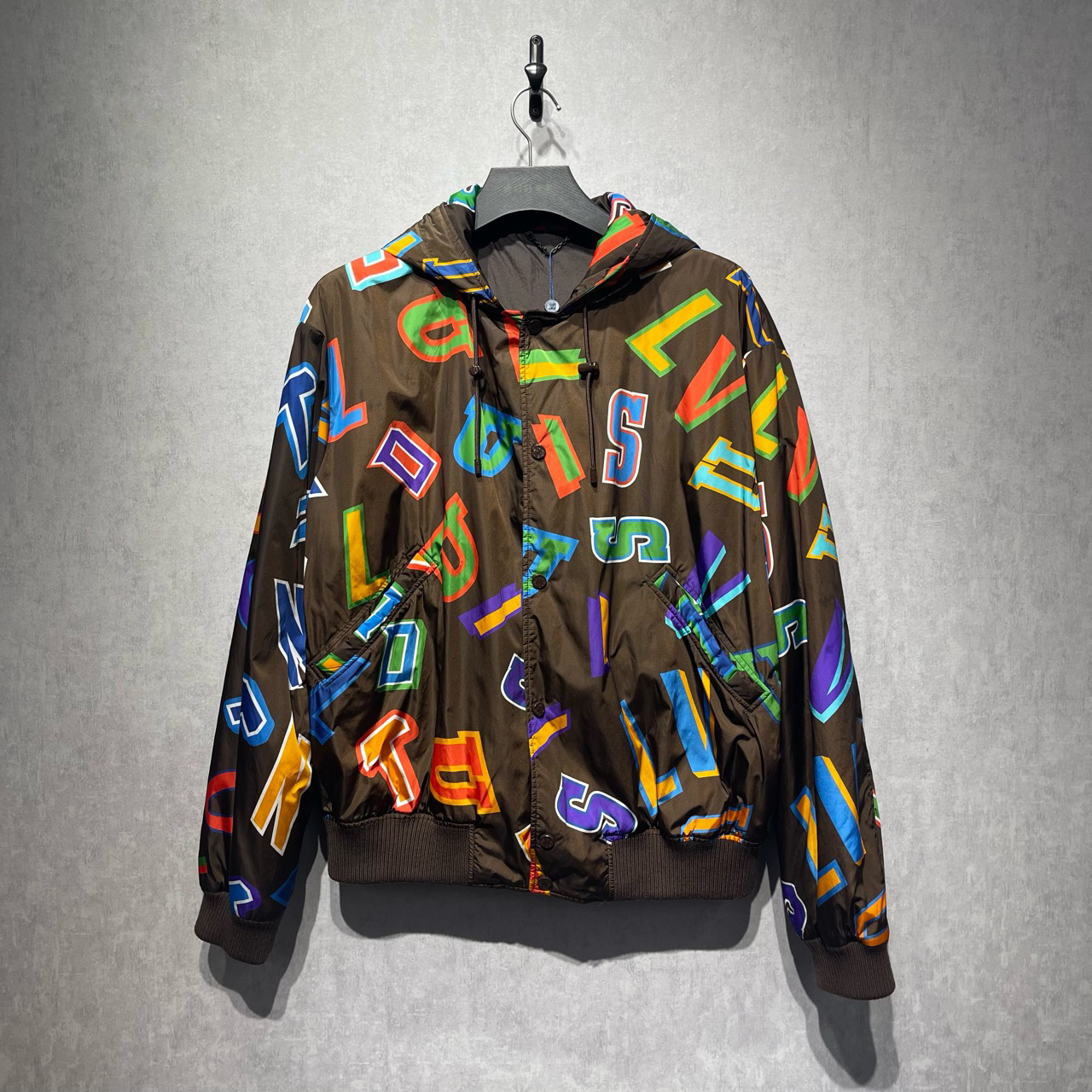 全新未使用 LV NBA 联名款 字母满印连帽外套/52码/