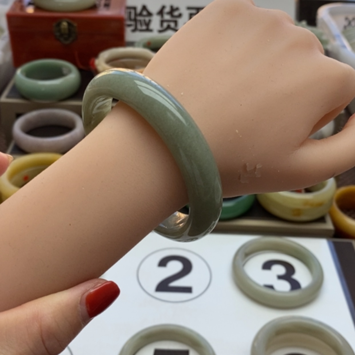 【闪购商品】石英质玉手镯未镶嵌牵*58