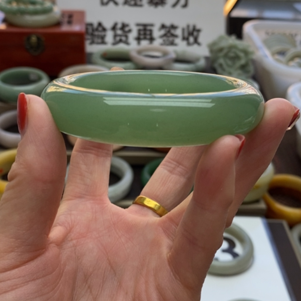 【闪购商品】石英质玉手镯未镶嵌A****情60