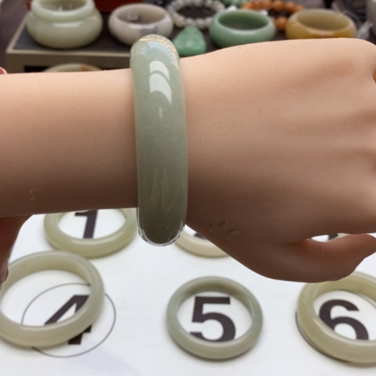 【闪购商品】石英质玉手镯未镶嵌满52