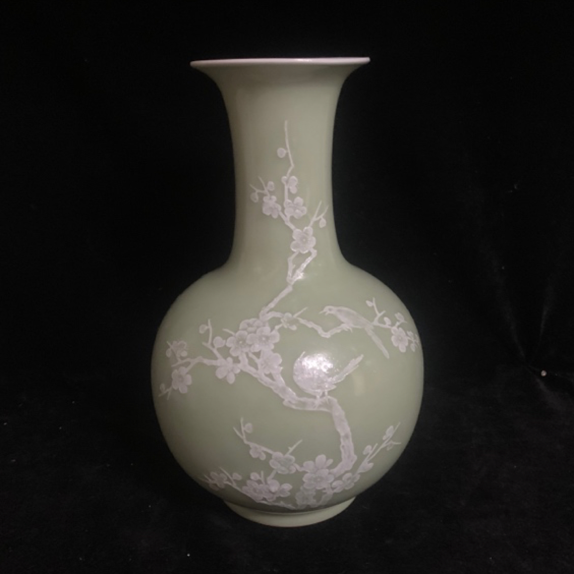 景德镇市建国瓷厂生产的豆青釉堆白尚瓶