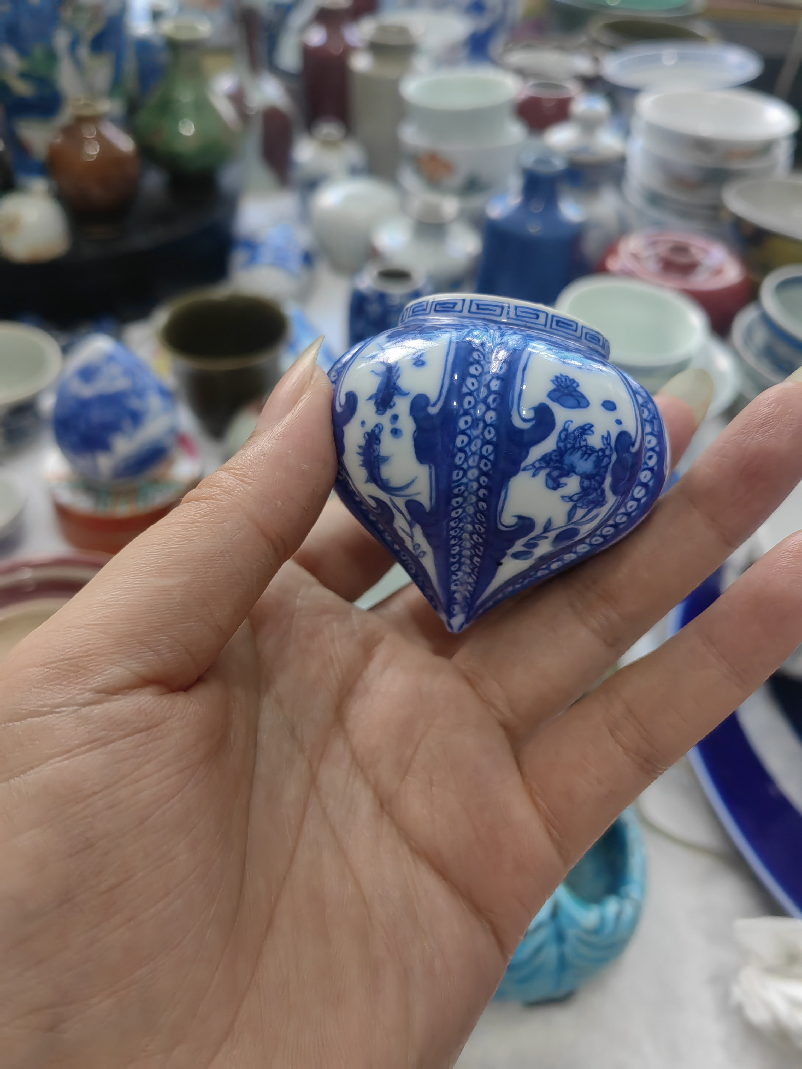 手工绘画青花小摆件