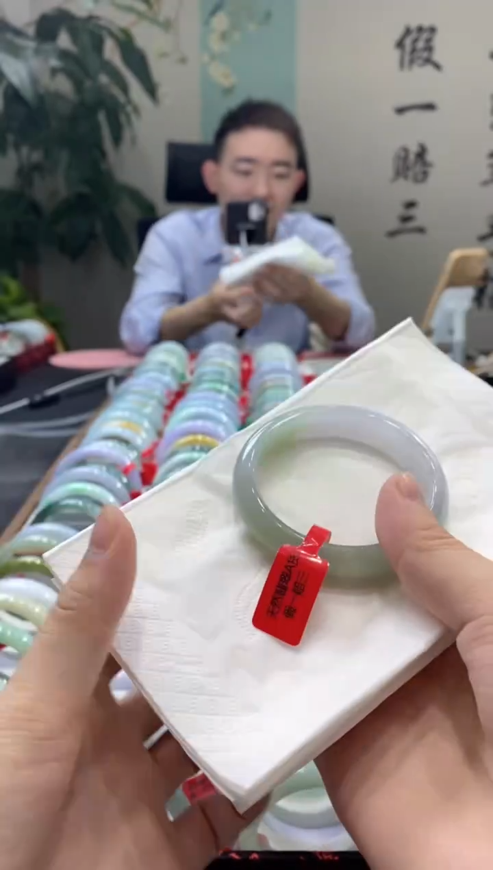【闪购商品】翡翠手镯未镶嵌多人00011923