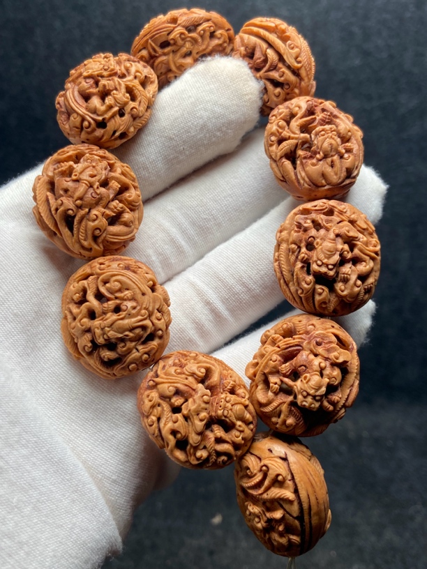 2.0厘米左右桃核纯手工螭虎满工镂空手串