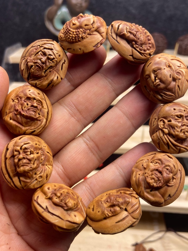 2.1左右桃核雕刻大尺寸三风罗汉手串
