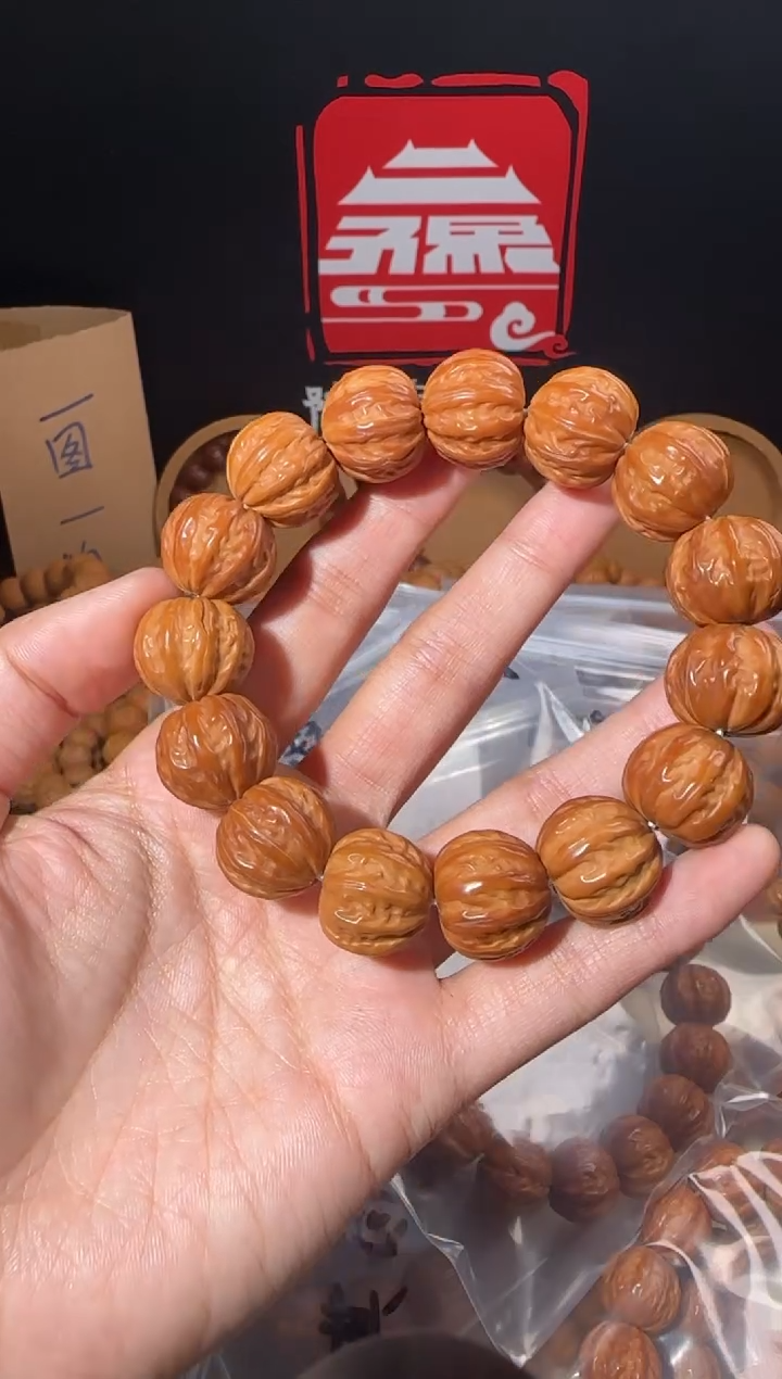【闪购商品】桃核吊坠18八棱