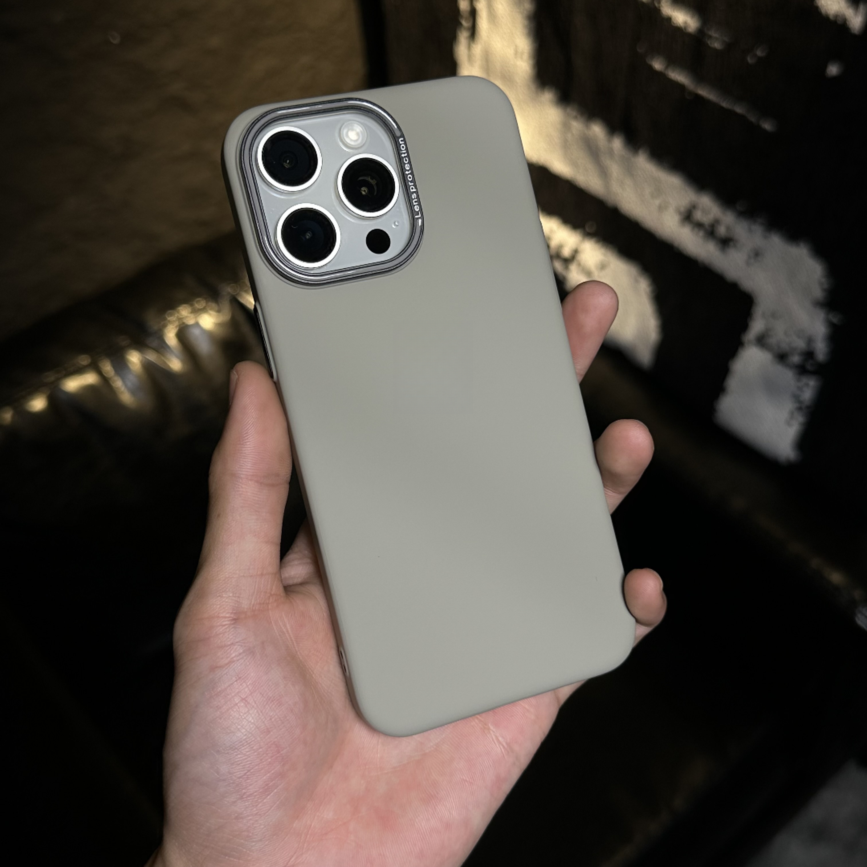 苹果15/14/13/12大孔镜头撞色设计肤感磨砂iphone15promax手机壳