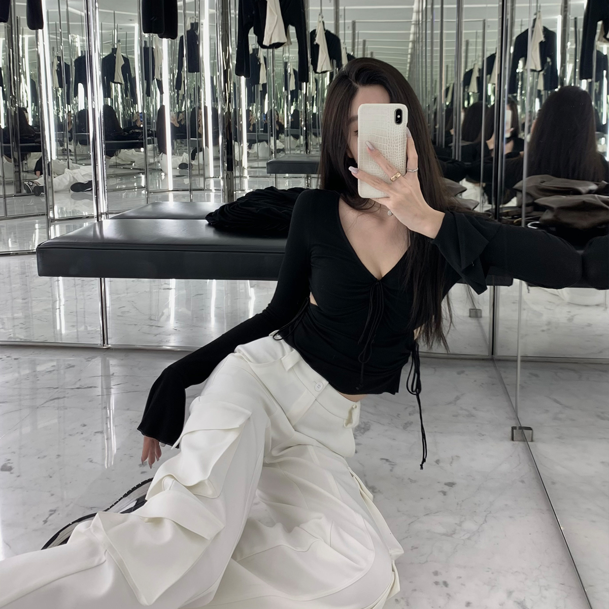 早安樊樊法式慵懒纯欲性感镂空显瘦V领T恤女早秋辣妹风FA2303019