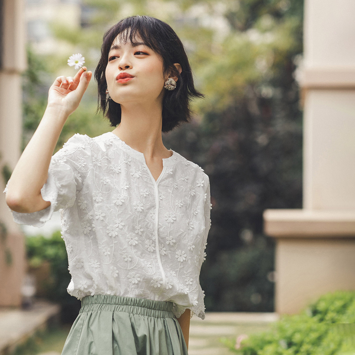 茵曼波浪边绣花可爱短袖白衬衫衬衣上衣F18226099