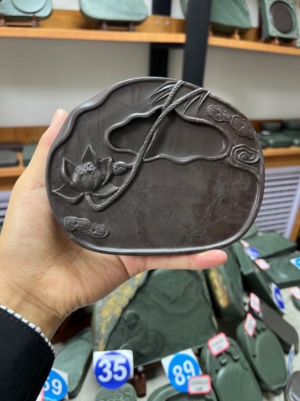 甘肃洮砚喇嘛崖老坑鸊鹈血荷花砚尺寸13.7×10.7×2.3