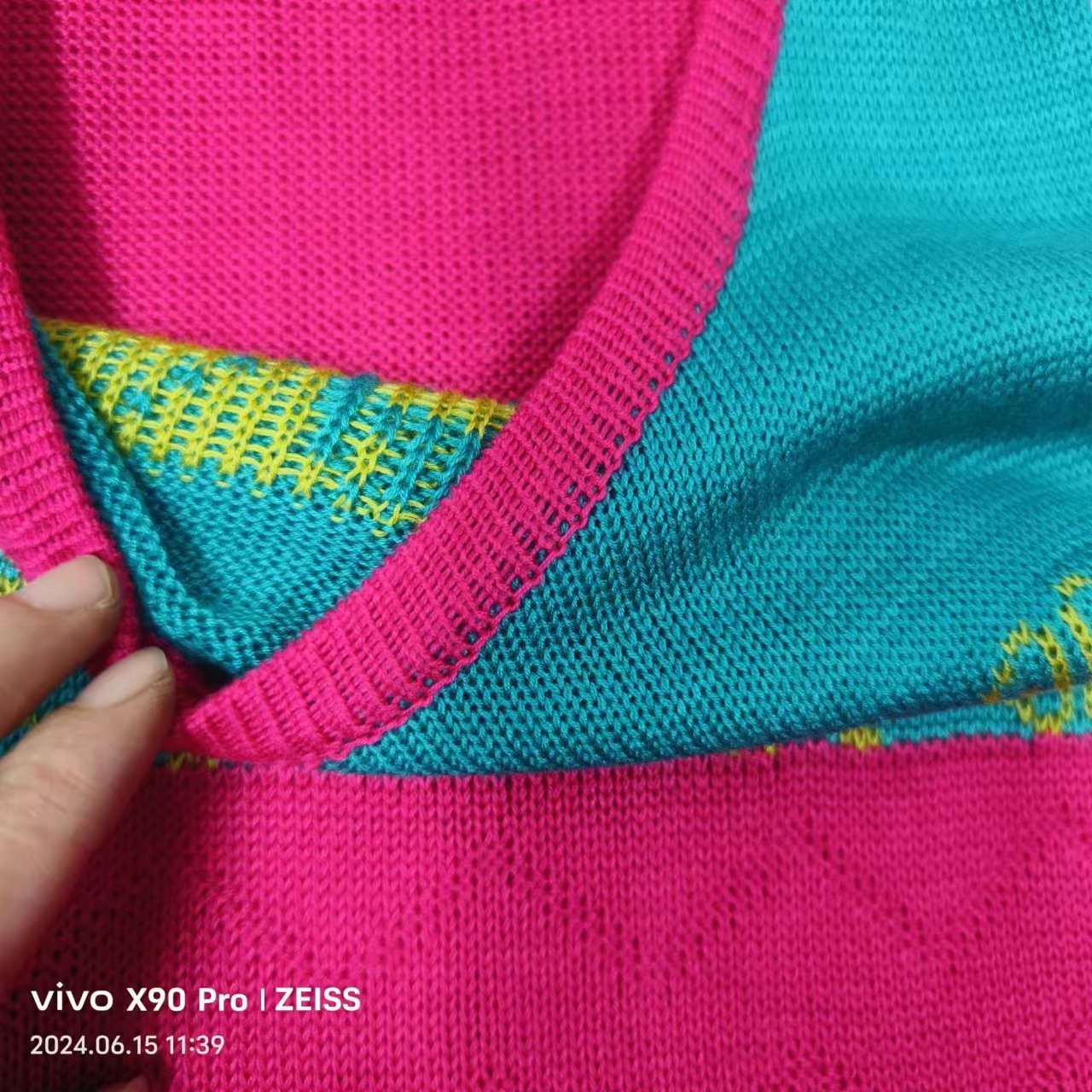 唯琳剪标  拼色针织短袖016