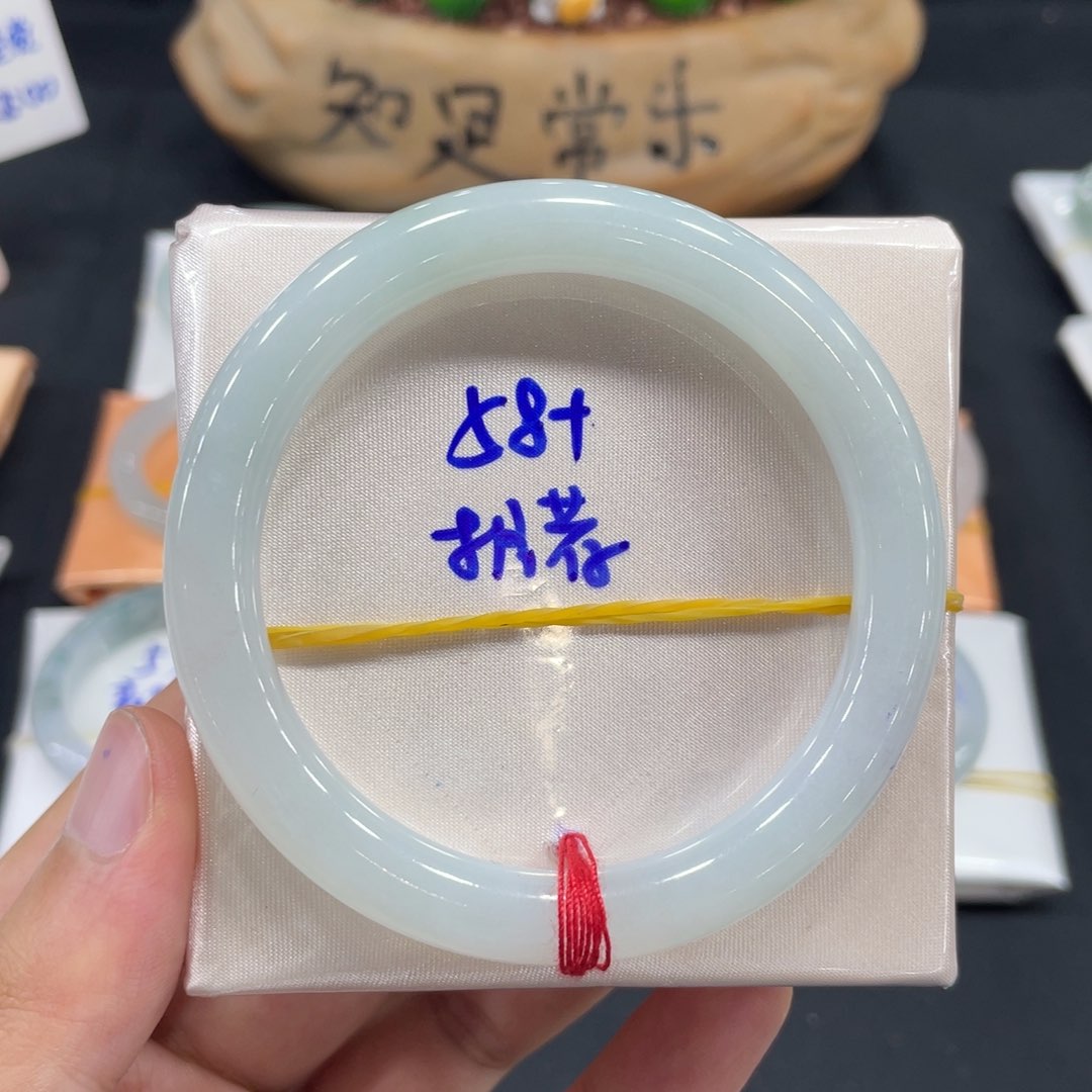 翡翠手镯未镶嵌翡翠手镯