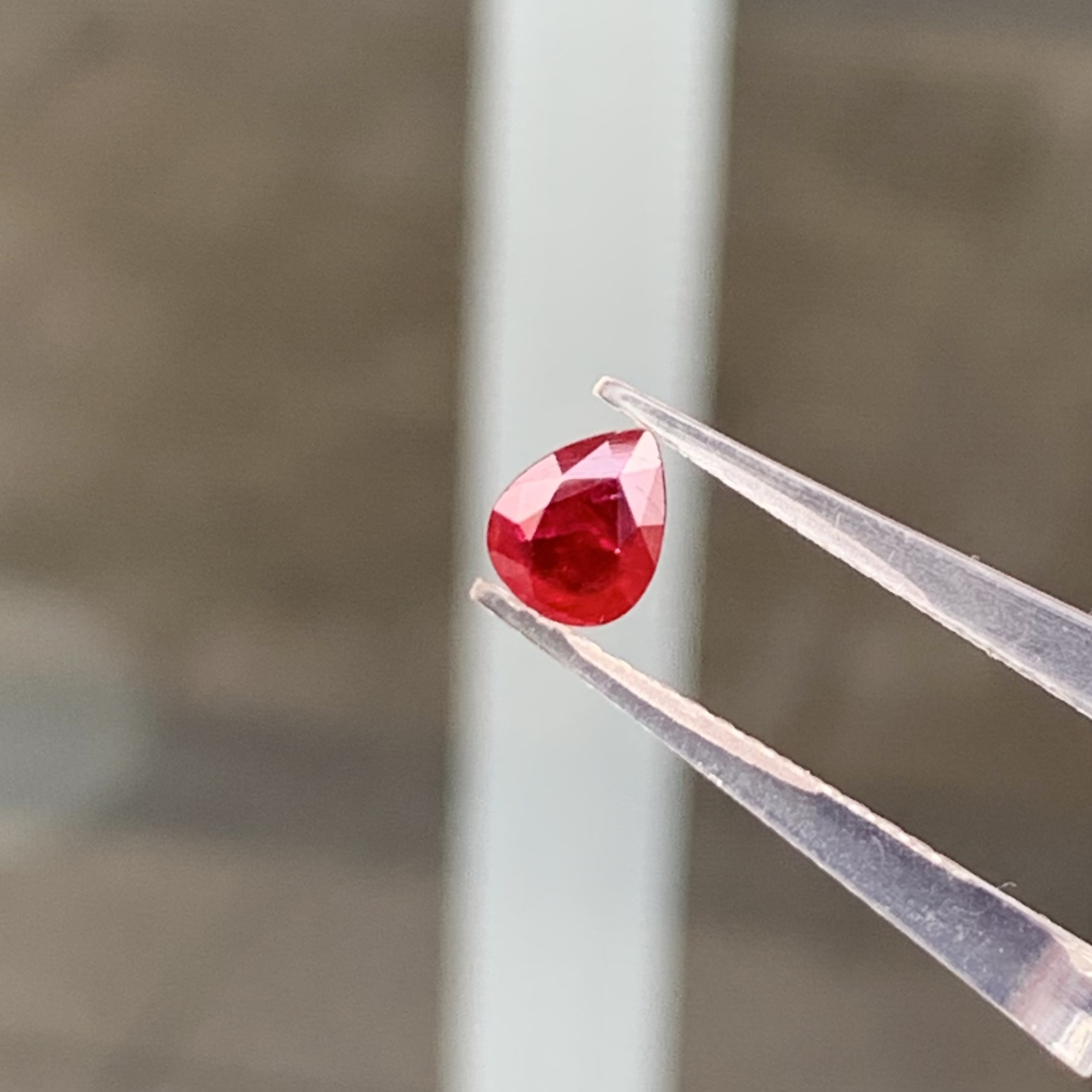 0.85克拉无烧鸽血红宝石裸石戒面国际证书