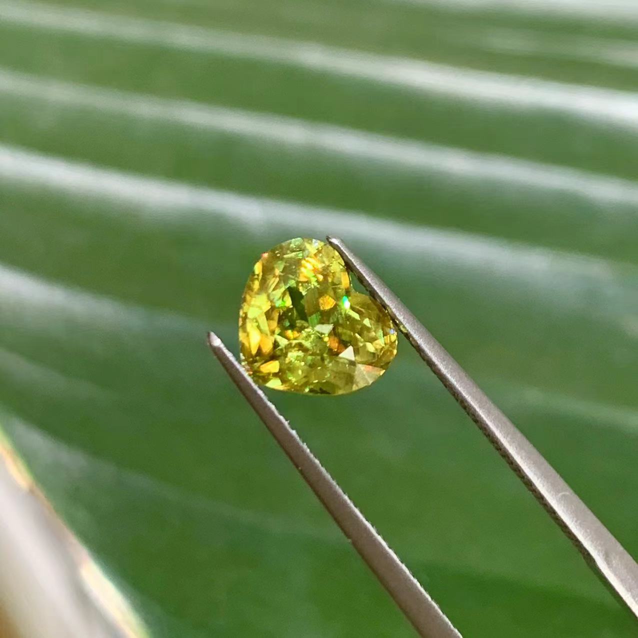 天然榍石裸石爱心型1.68克拉7.1*8*4.1毫米内部干净火彩璀璨