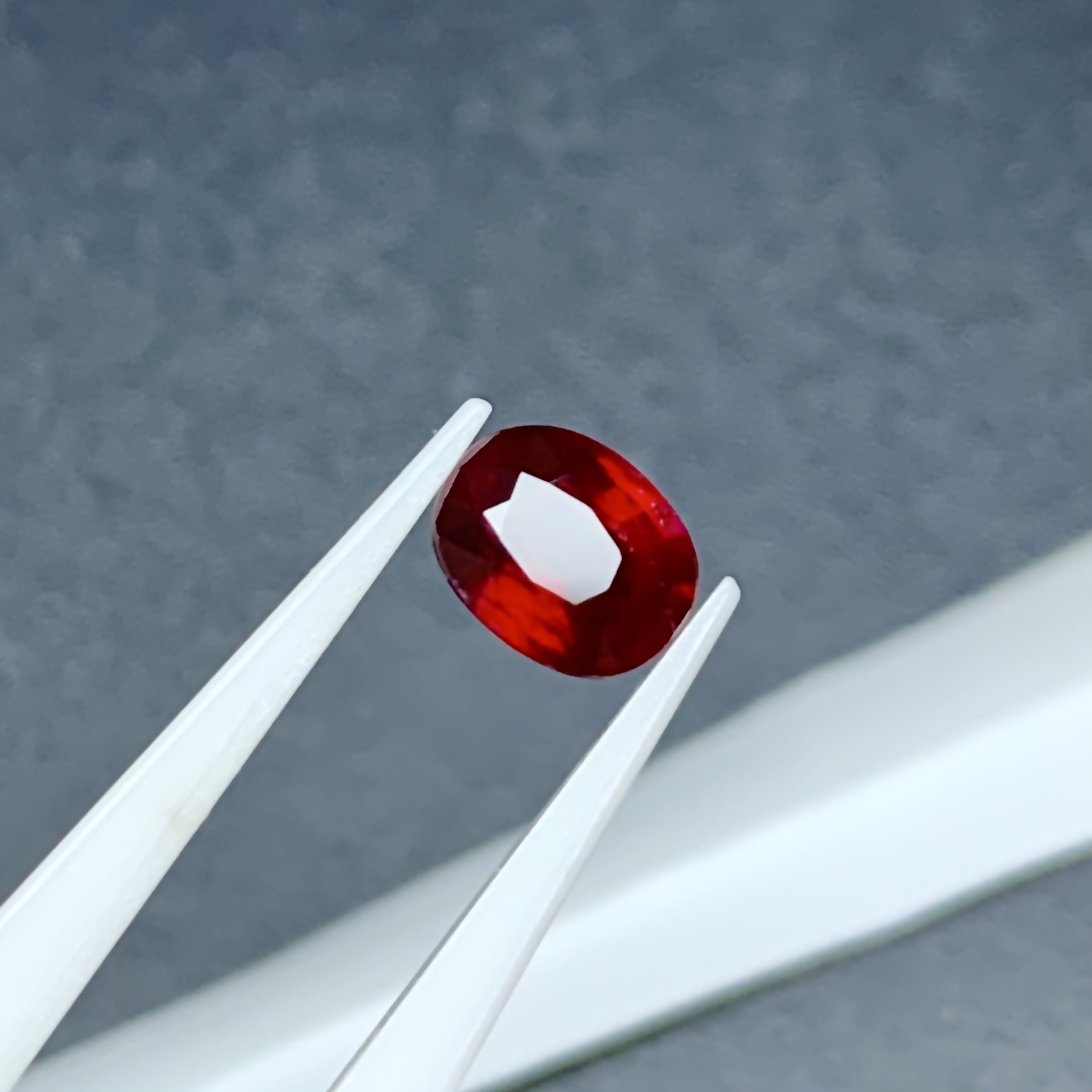 1.02克拉莫桑比克无烧鸽血红宝石裸石戒面6.83*5.32毫米吉尔德证