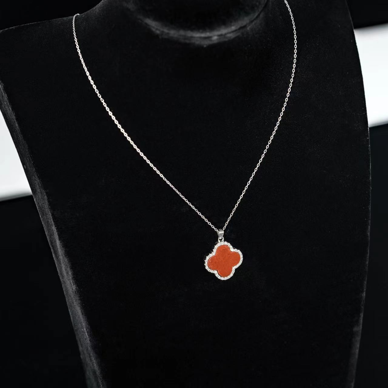 钛钢吊坠 寿山石气质四叶草吊坠项链红色镶嵌坠链