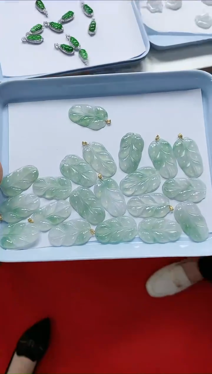 【闪购商品】翡翠颈饰18K金镶嵌叶子（多样性发货一件）
