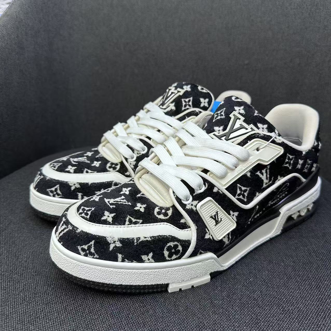 LouisVuitton/路易威登新款黑色绒面Trainer休闲板鞋（海蜀黍福利）