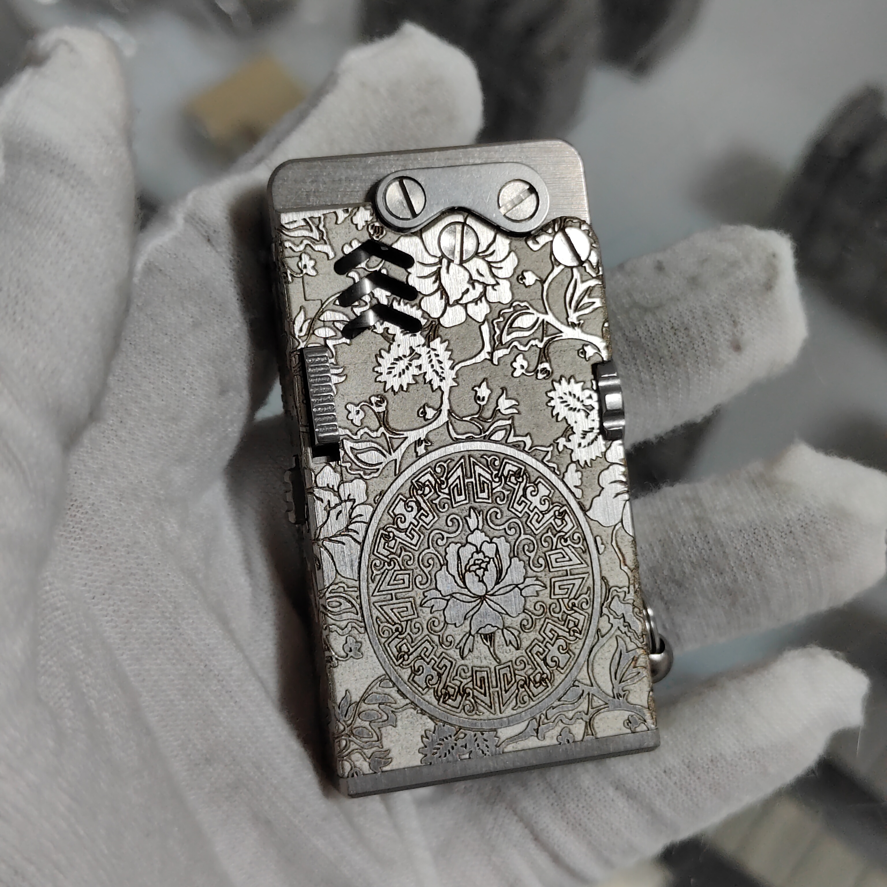 龙舌钛合金深雕花开富贵一键启动点火防风翻盖银色煤油打火机