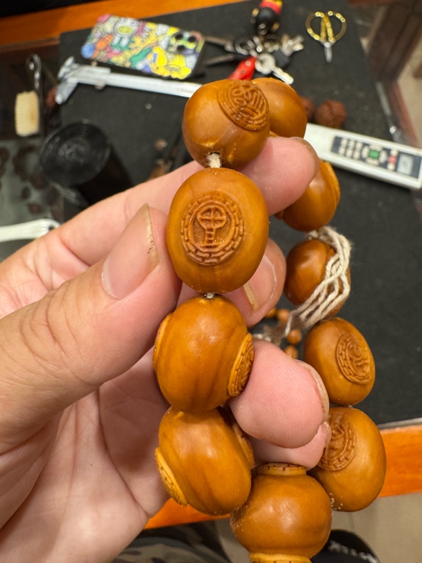 红梅浮雕福寿手串