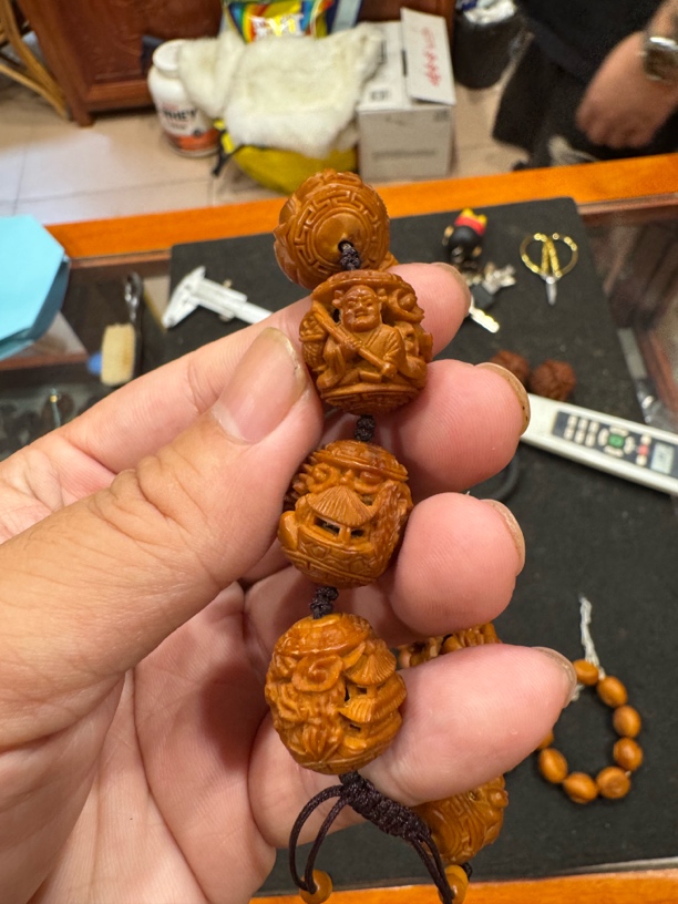 橄榄核镂空风景八仙手串