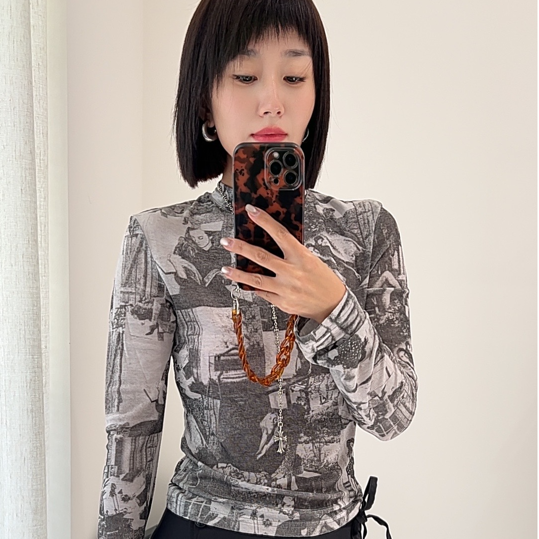 【七七大麦】报纸印花长袖修身型时尚修身内搭复古印花高领紧身显瘦
