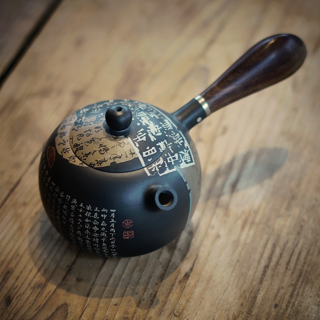云南建水紫陶陈学纯手工微雕彩填山水精品侧把茶壶容量180ml