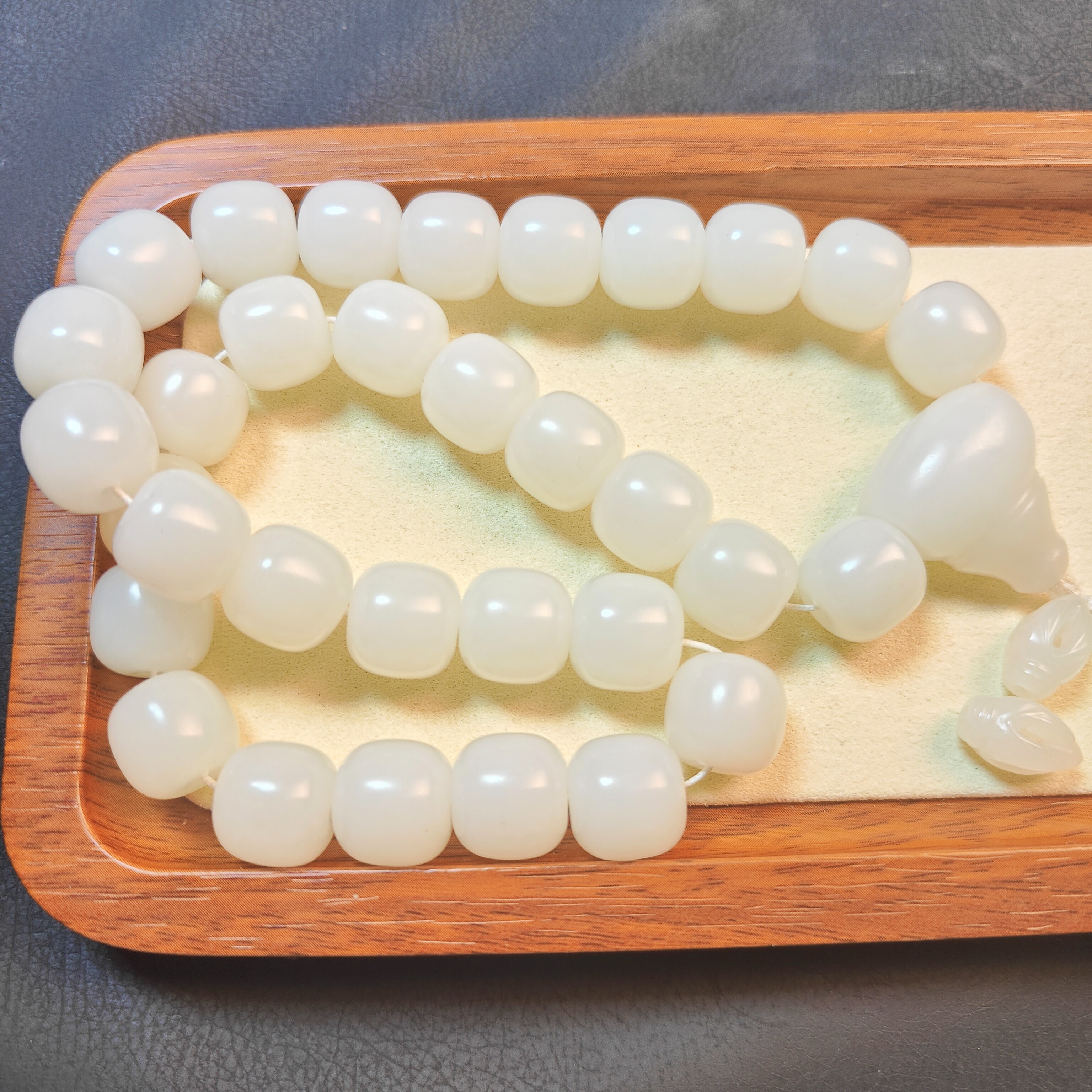 新疆山流水料羊脂白老熟老料手持手串13.2mm毕业
