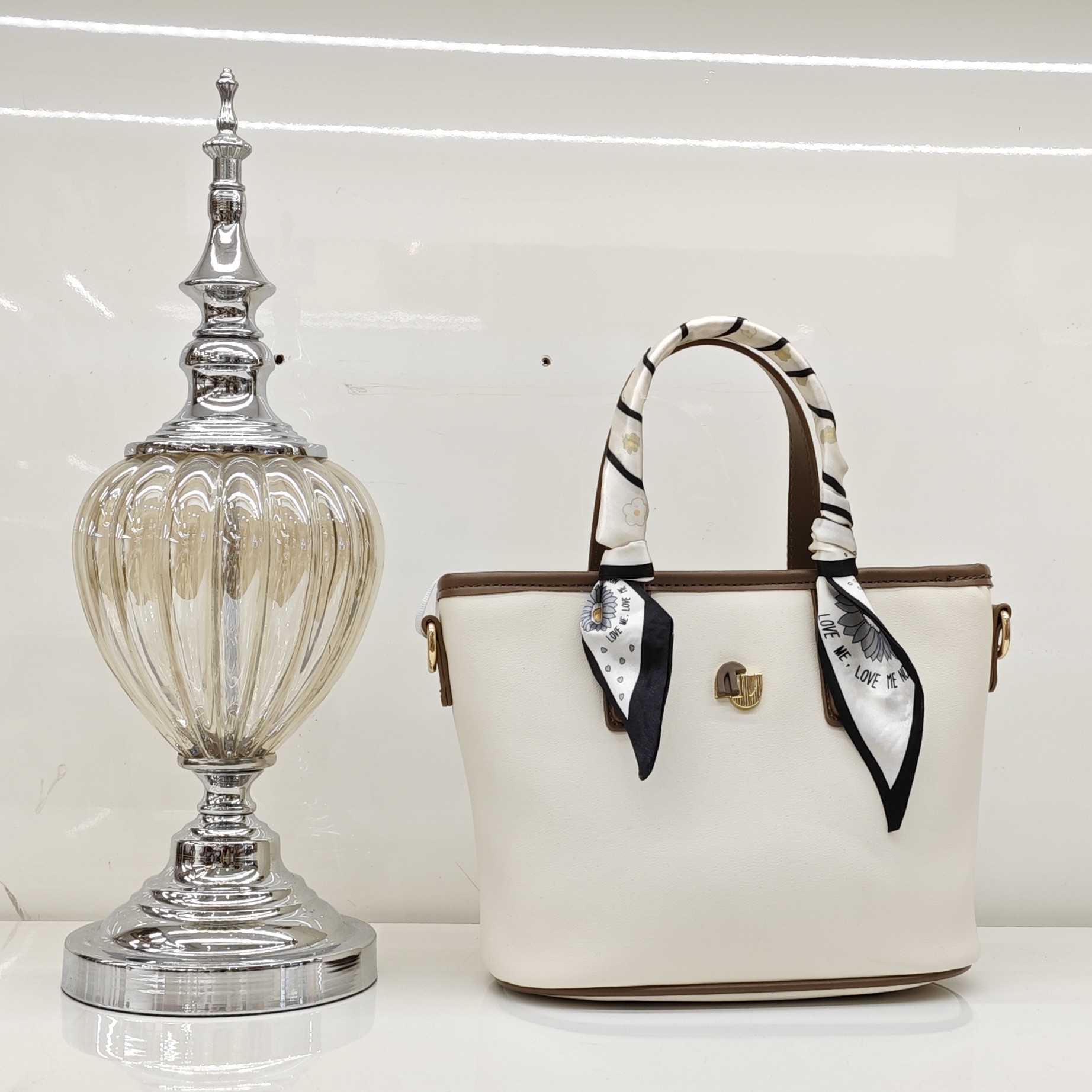 蒙娜丽莎新款时尚经典百搭兔兔熊女士小水桶包轻奢休闲