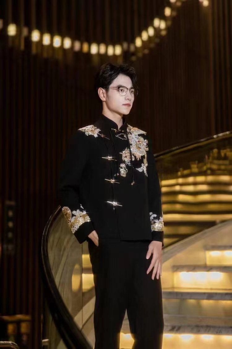 男2024新中式嫁衣秀禾服修身显瘦拖尾重工手工旗袍婚礼浅色接亲服