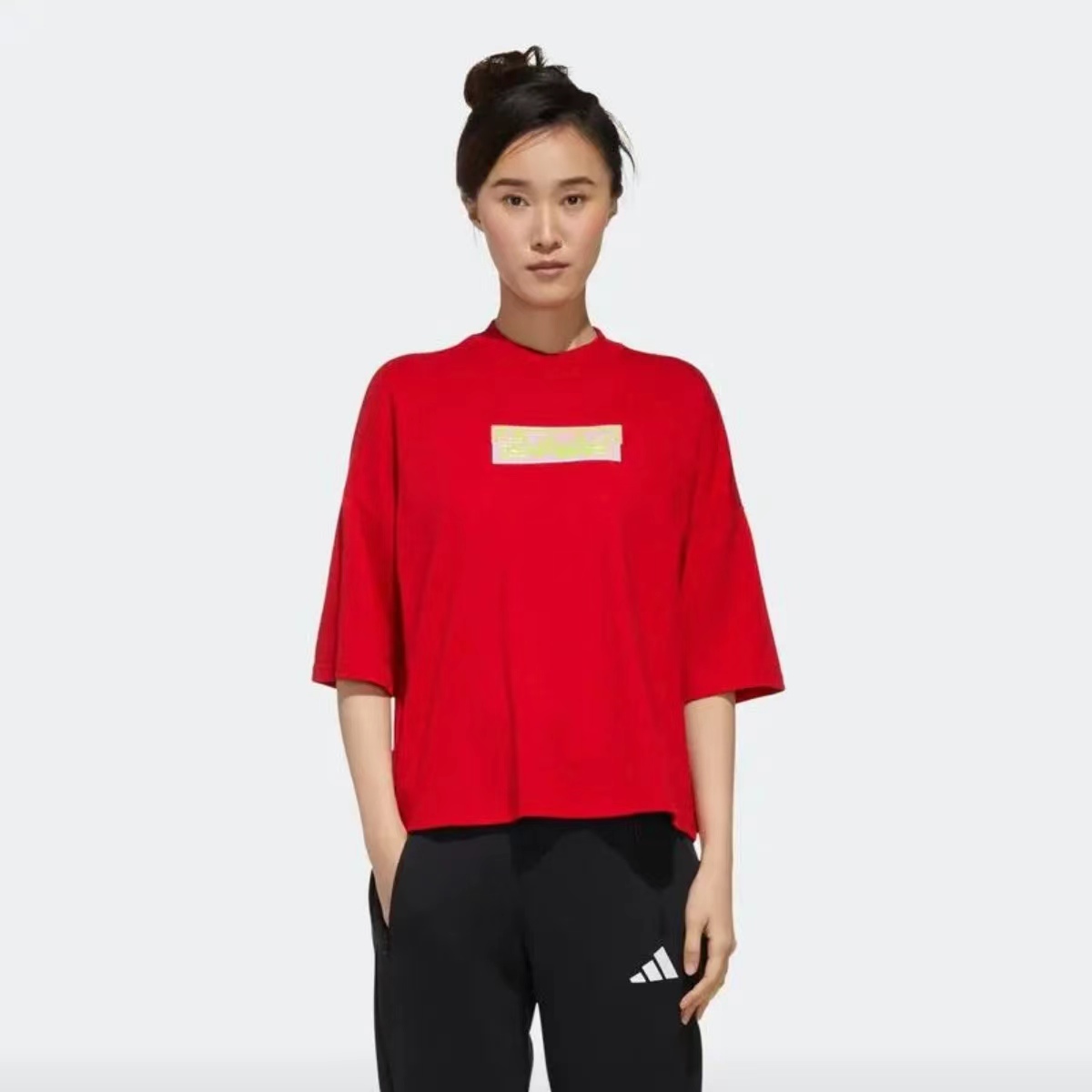 adidas休闲运动跑步训练超轻透气圆领短袖落肩袖T恤 女款红色