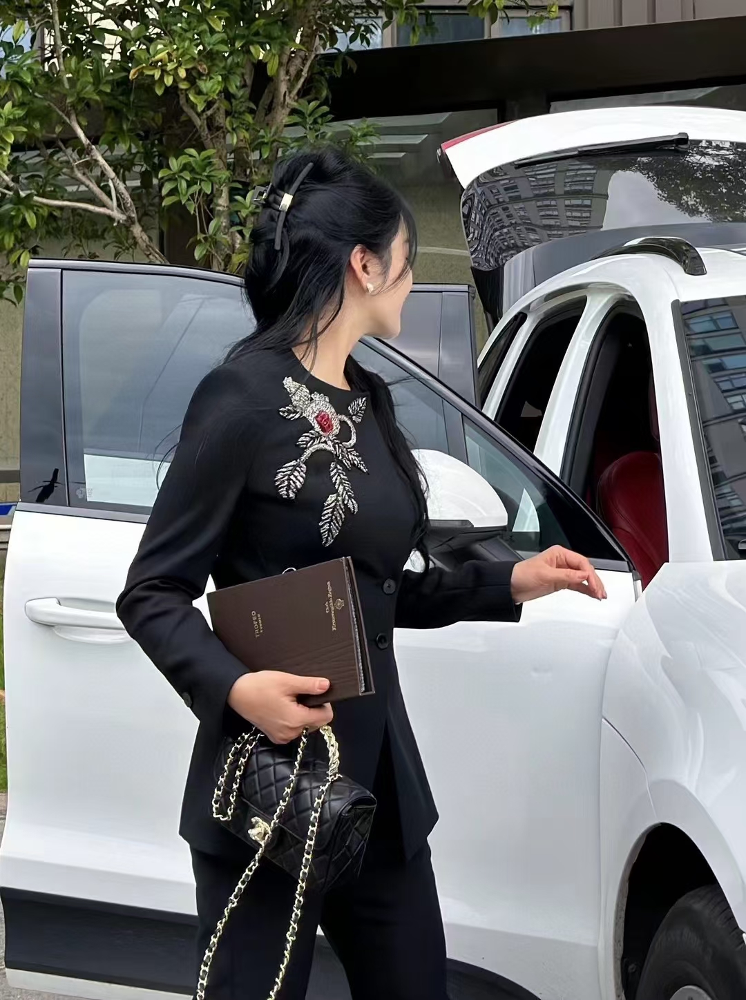 重工钉珠圆领修身微喇裤套装