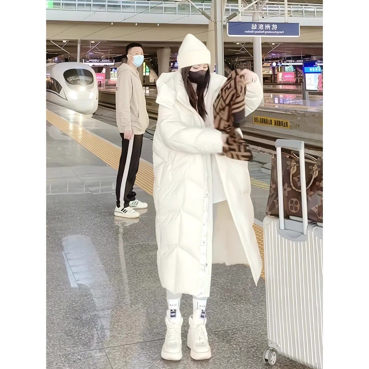 今年流行长款加厚过膝连帽外套女士2023冬季时髦气质白色羽