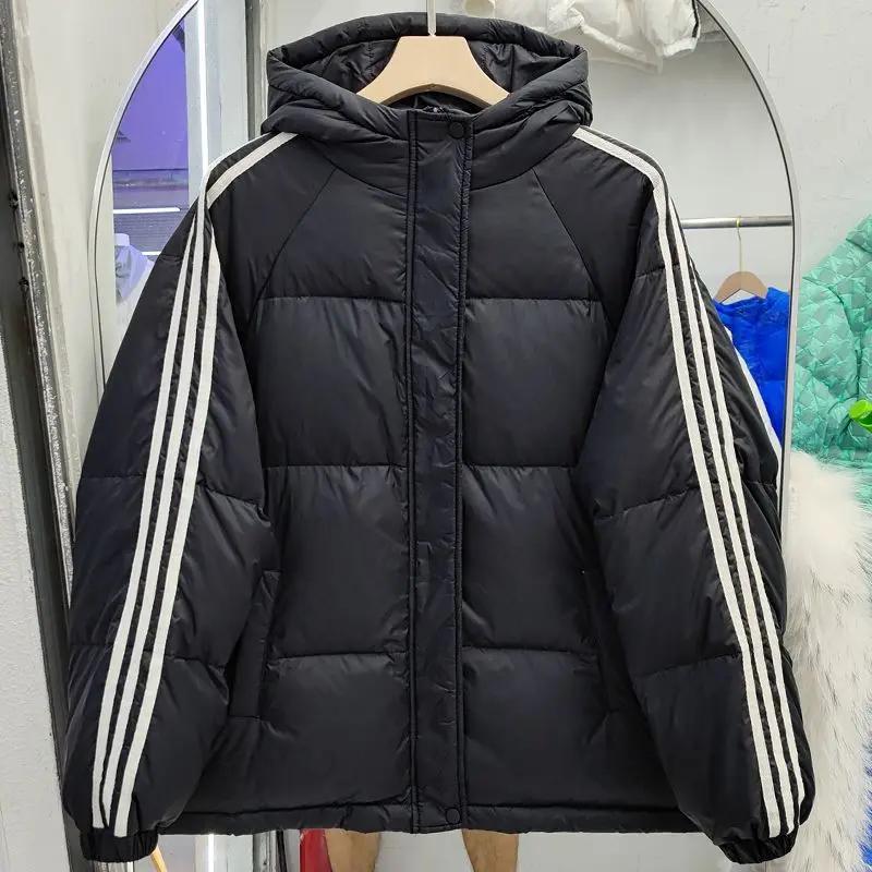 反季新款羽绒服女短款连帽加厚宽松面包服时尚三道杠