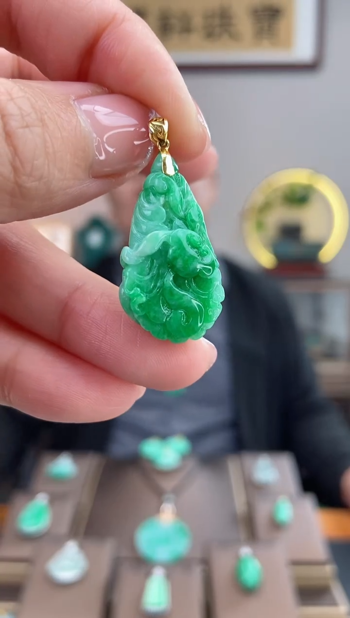 【闪购商品】翡翠吊坠(赠链)18K金镶嵌白菜吊坠