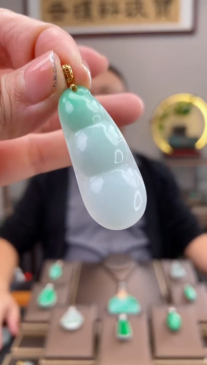 【闪购商品】翡翠吊坠(赠链)18K金镶嵌豆子吊坠