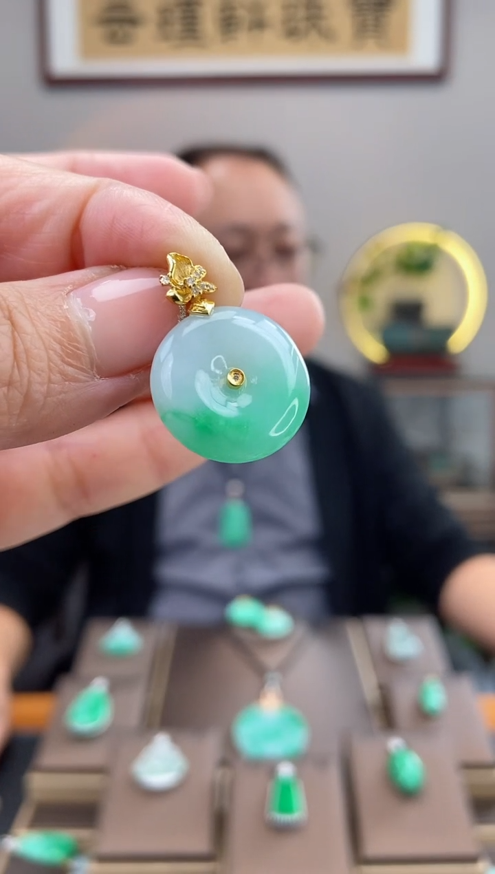 【闪购商品】翡翠吊坠(赠链)18K金镶嵌平安扣吊坠