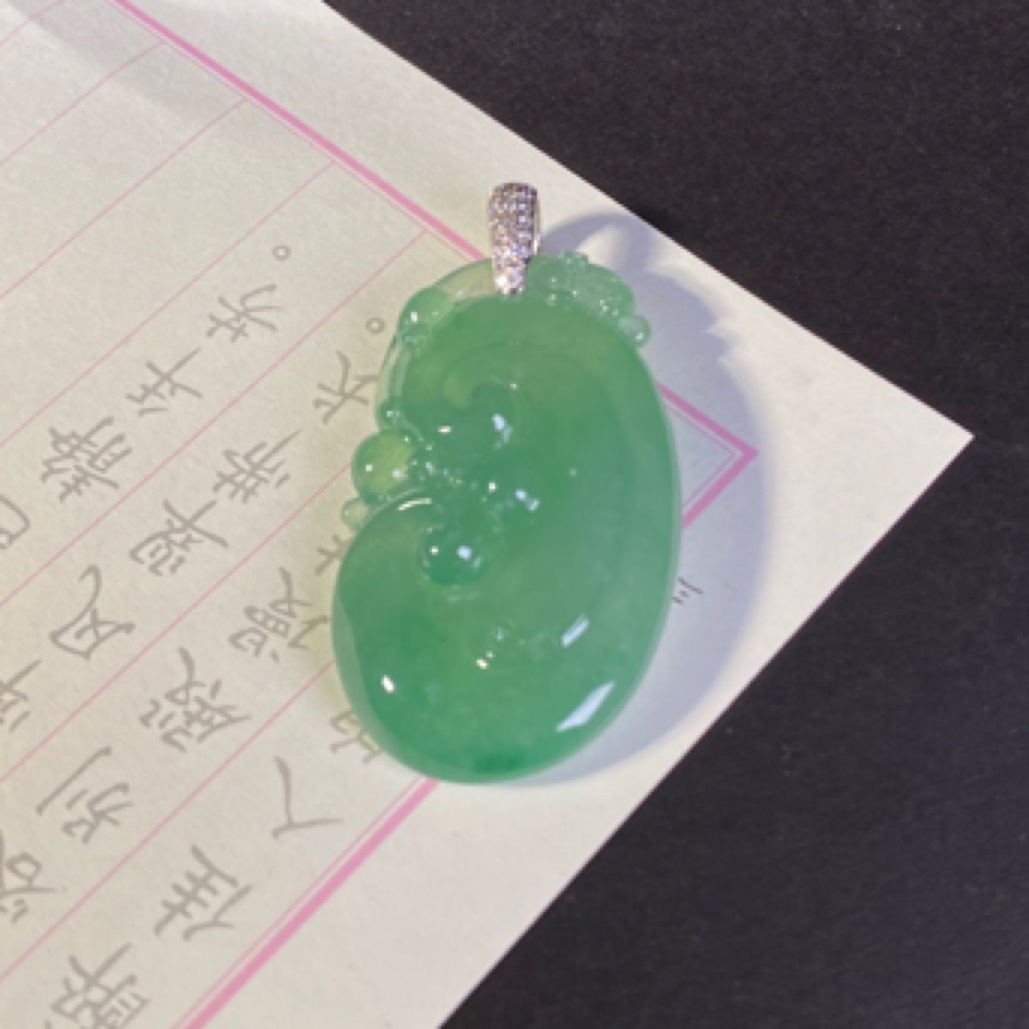 天然翡翠冰糯种满绿如意挂件