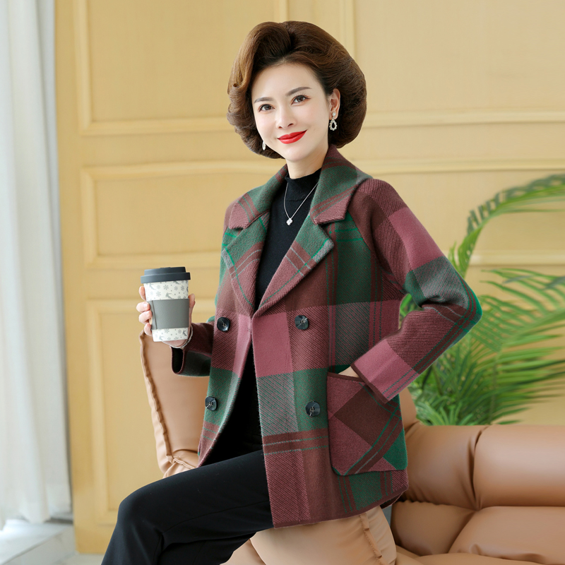 妈妈秋冬新款洋气格子针织外套中年女时尚短款风衣毛衣大码开衫女