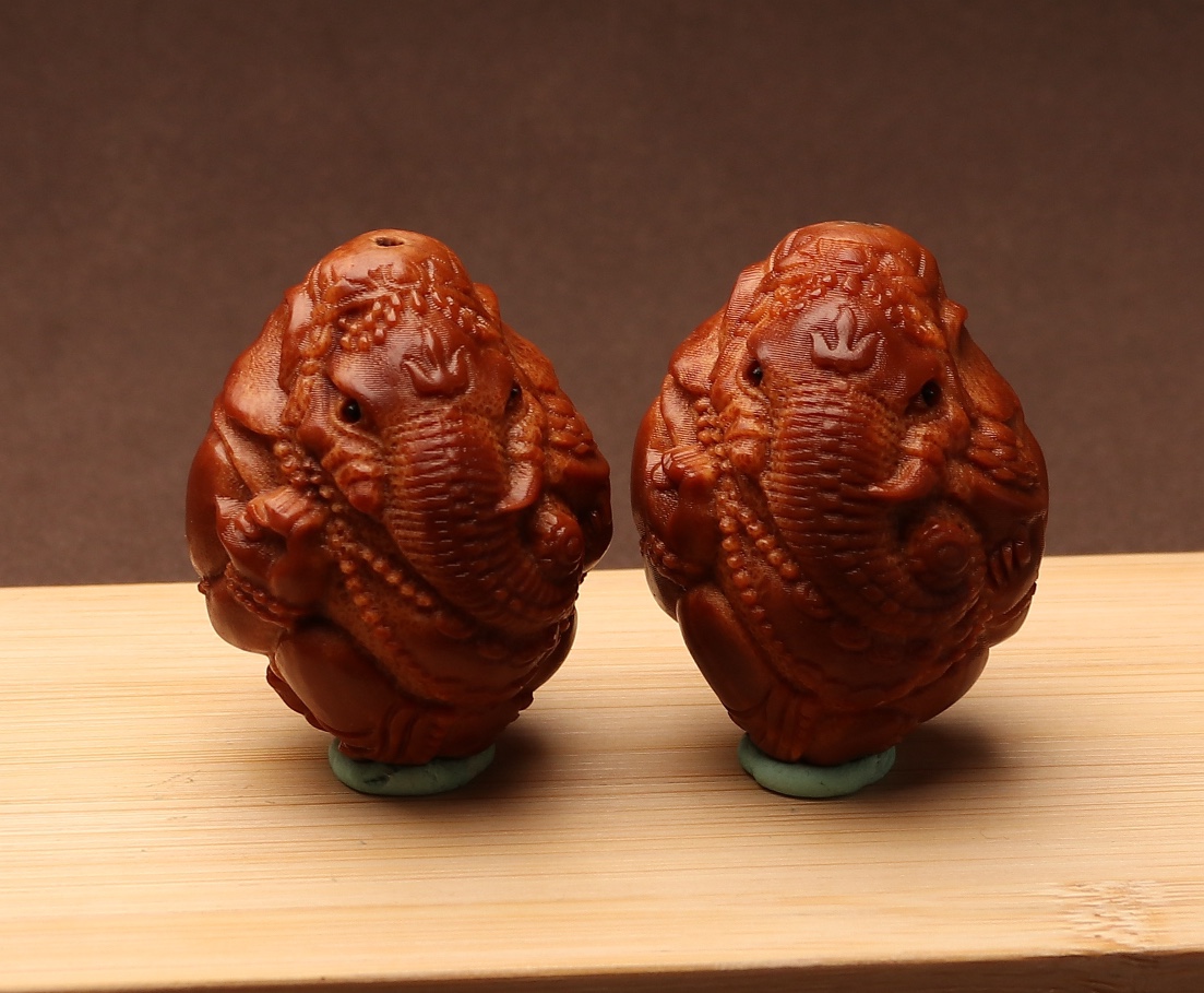 印尼大核手把件雕刻【招财象神】尺寸：3.5*4.5cm  橄榄核手把件