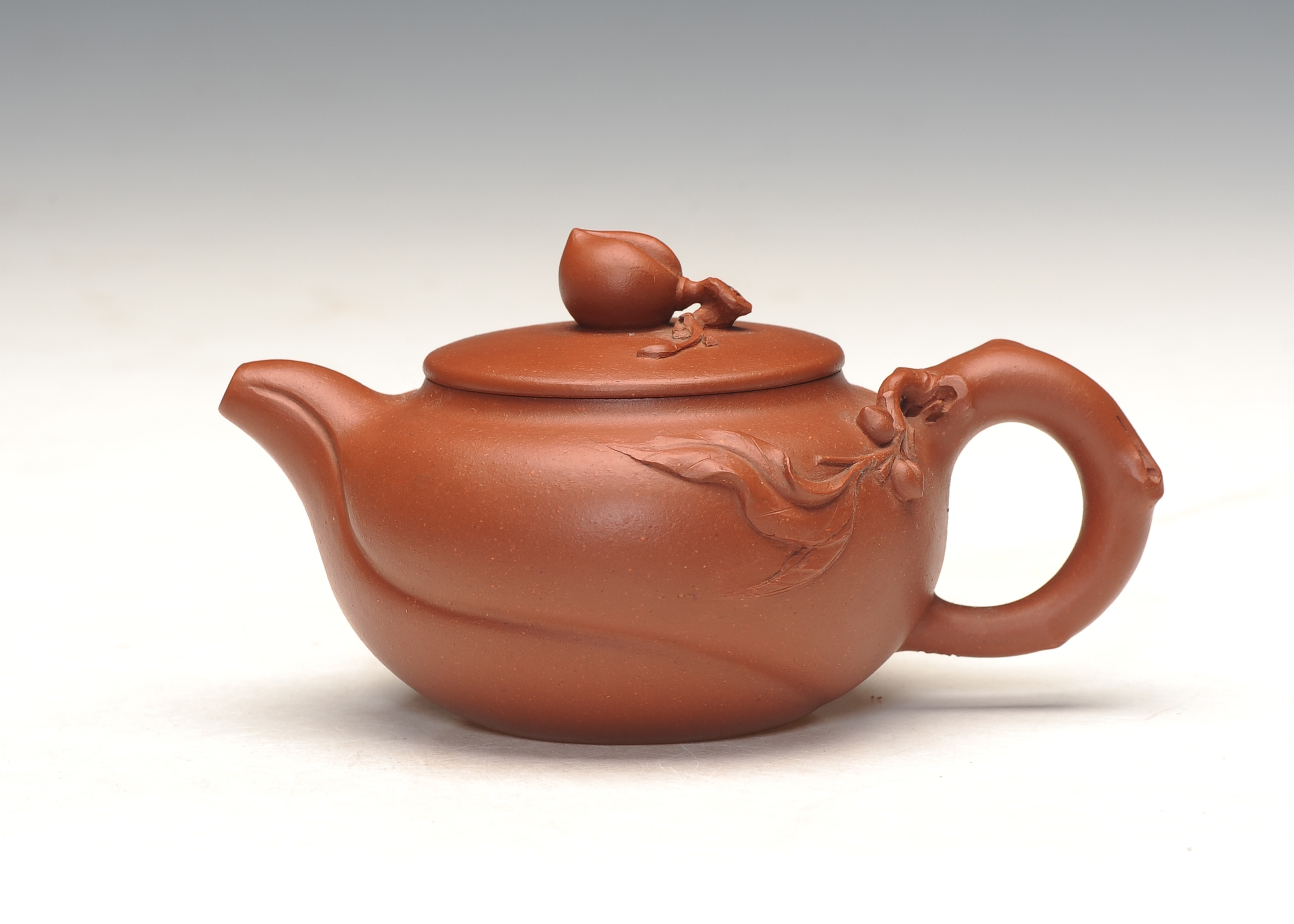 ［祥陶］寿桃壶：宜兴原矿小红泥，容量150毫升，吴祥华制。