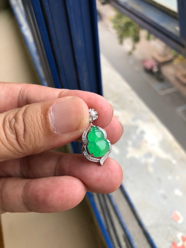 18k金镶嵌翡翠冰绿葫芦吊坠