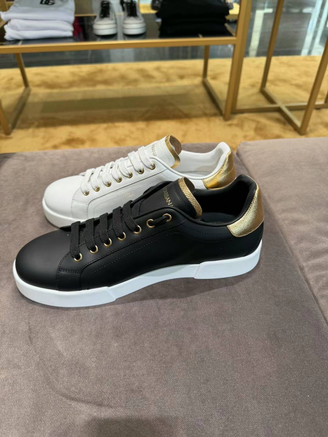 全新未使用D....G休闲黑金/白金板鞋/二周回国