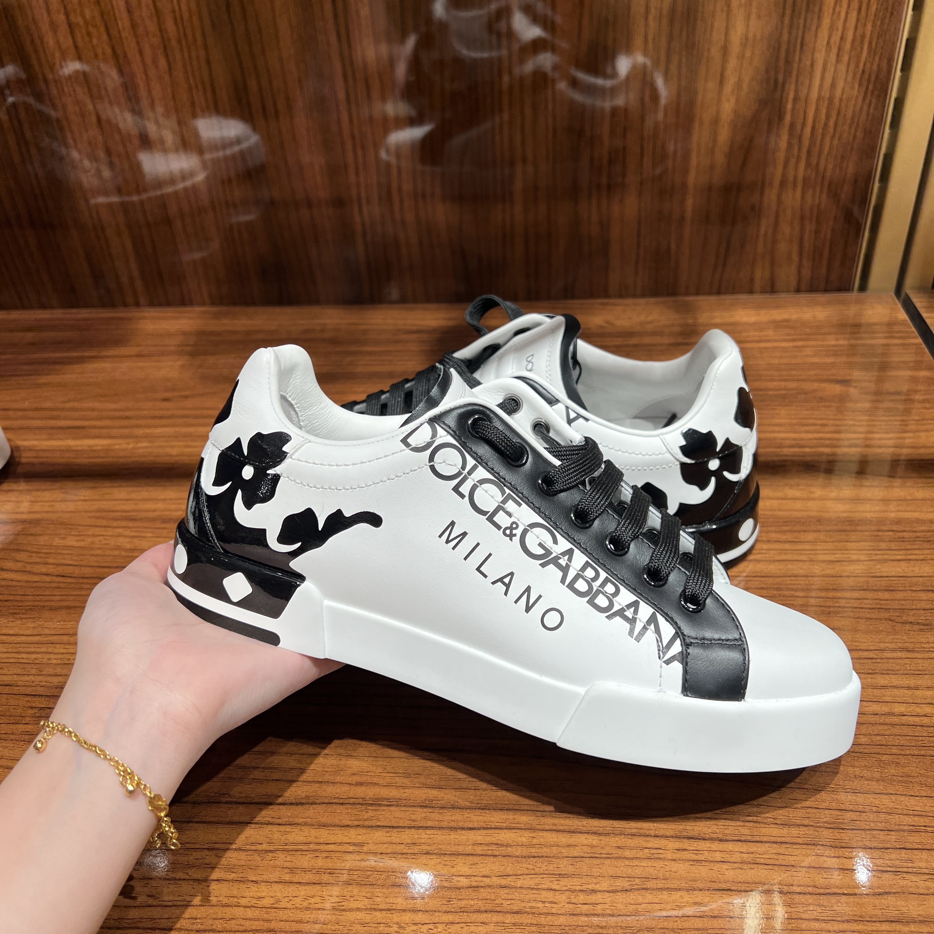 全新未使用D…G漆面皇冠时尚经典小白鞋休闲百搭潮流低帮二周回国