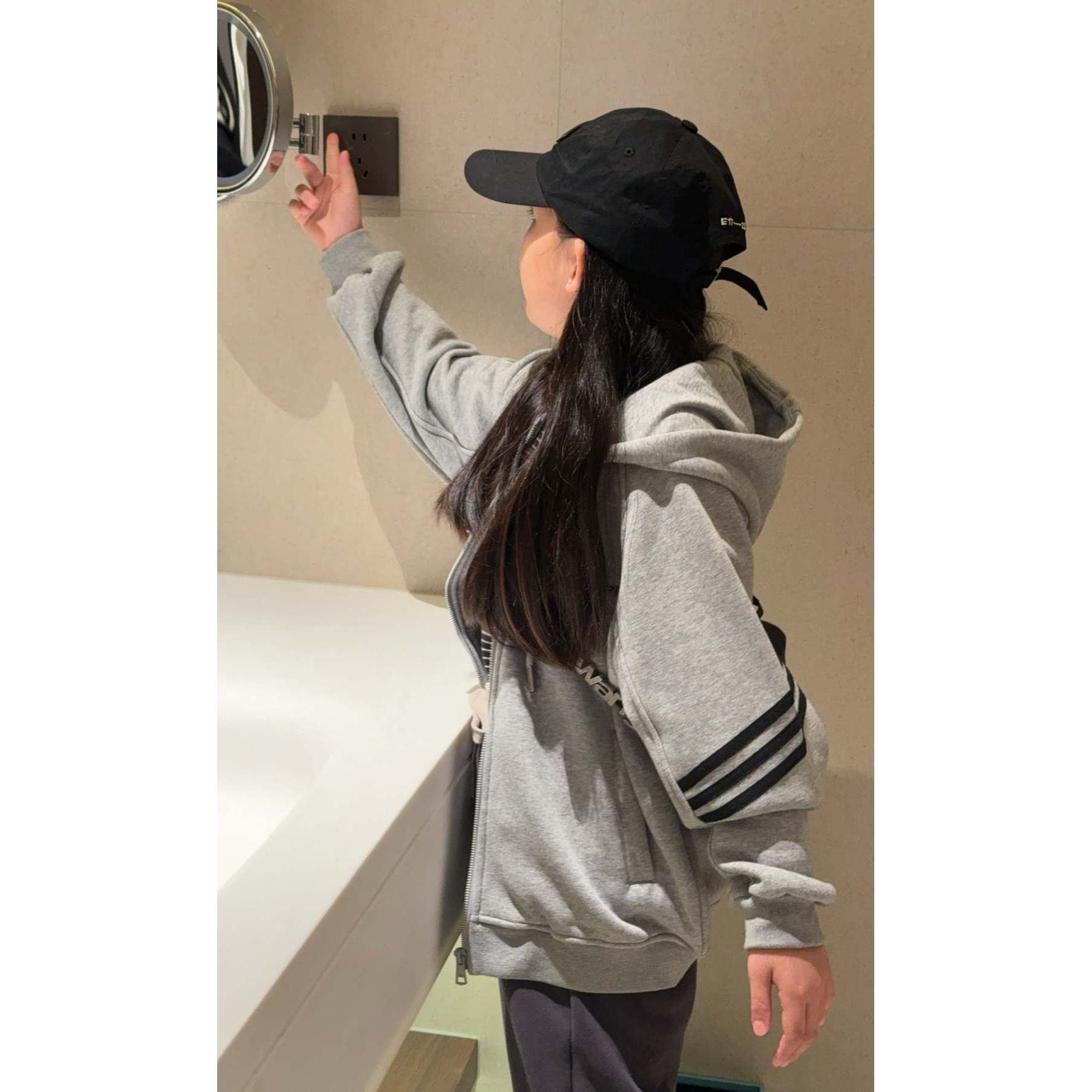 泡妈童装  【三杠】冬季新款连帽男童女童休闲加绒外套8732