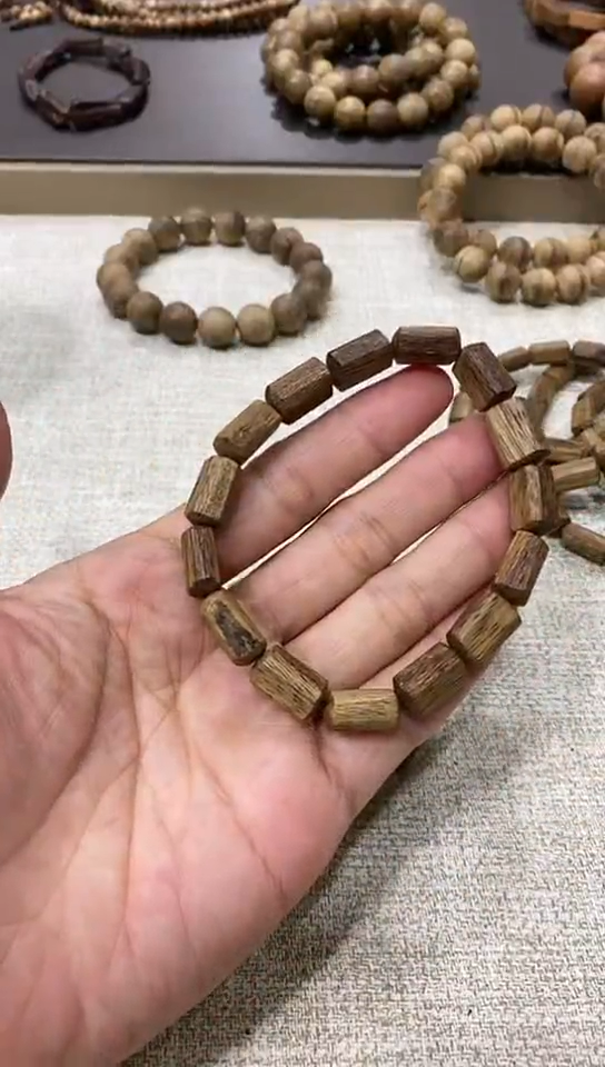 【闪购商品】沉香菩萨棋清刀随形桶珠单圈-1
